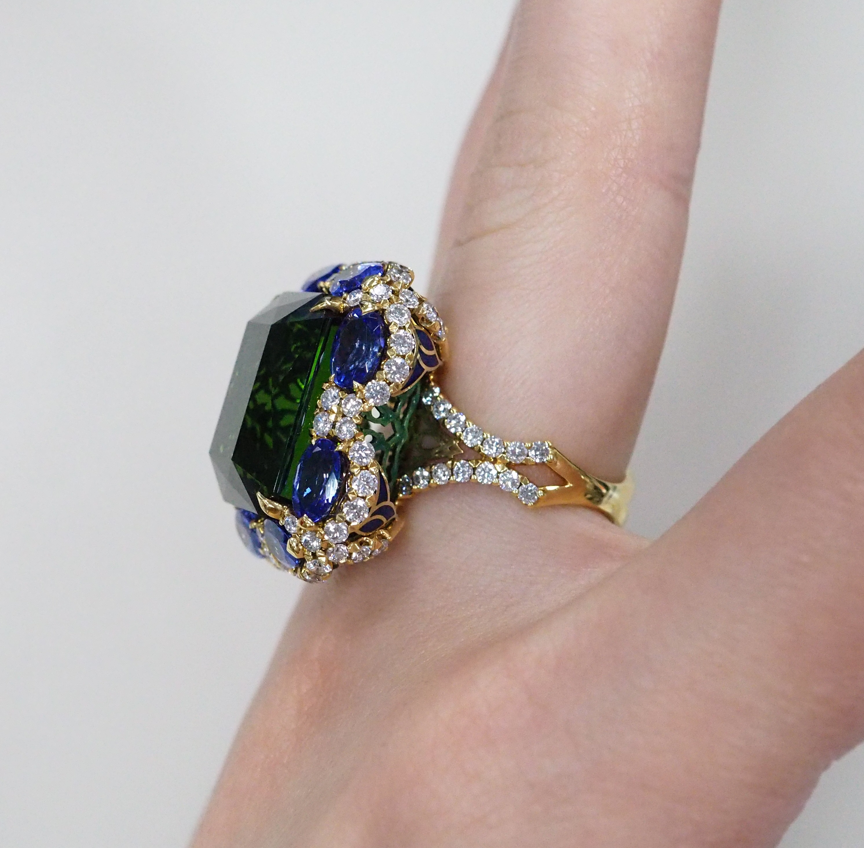 Кольцо из желтого золота с турмалином